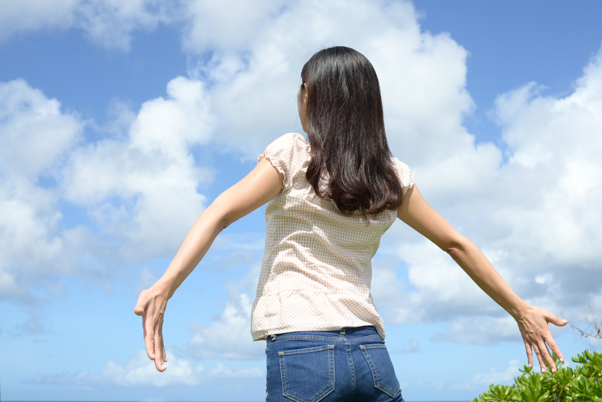 日光浴を楽しむ女性の画像
